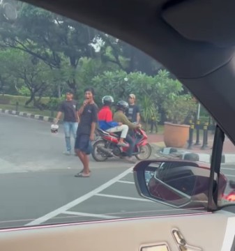 Pungli di atas trotoar di Jakarta. (Instgram)